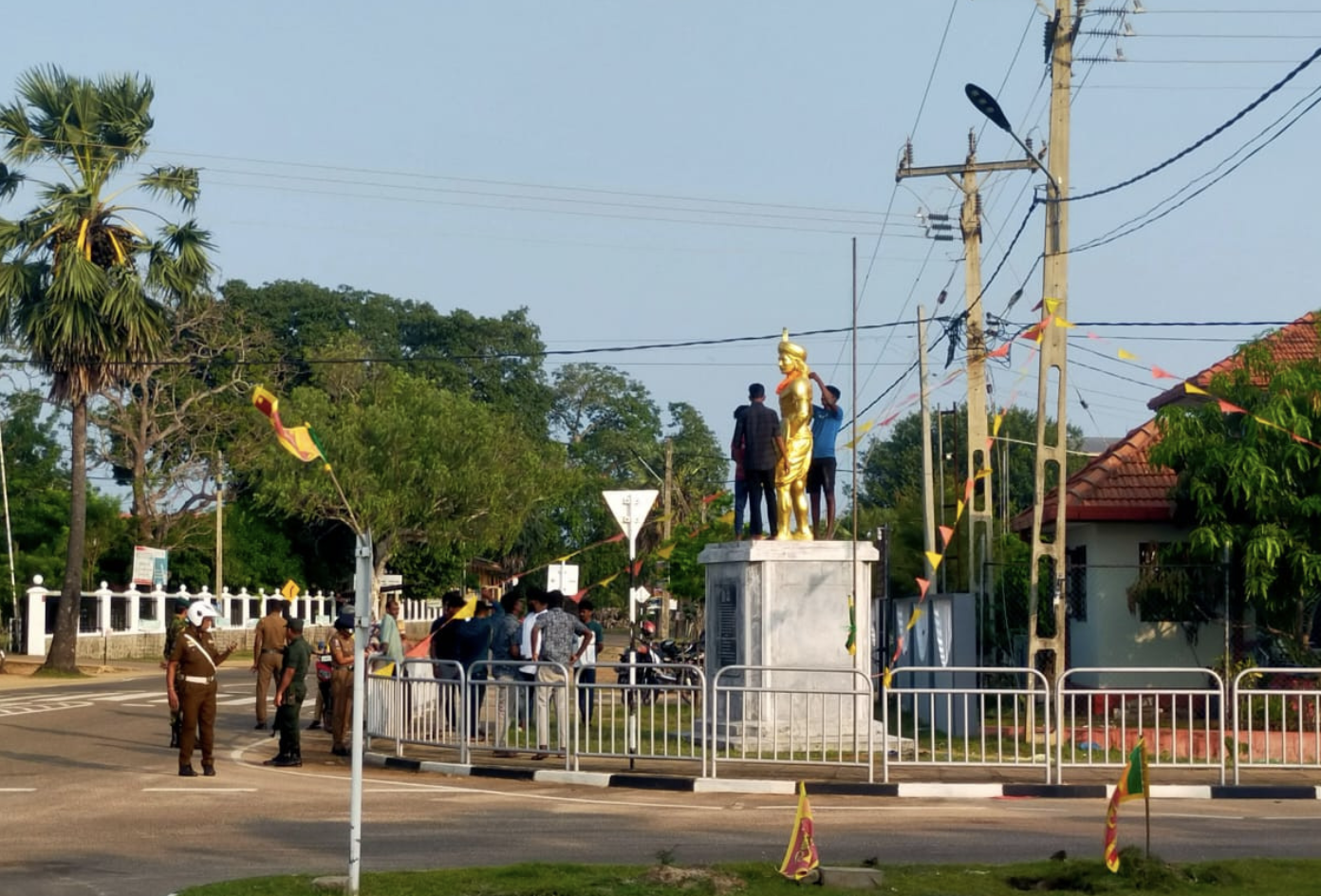 சுதந்திர தினத்தன்று பண்டாரவன்னியன் சிலைக்கு மாலை அணிவிப்பு.